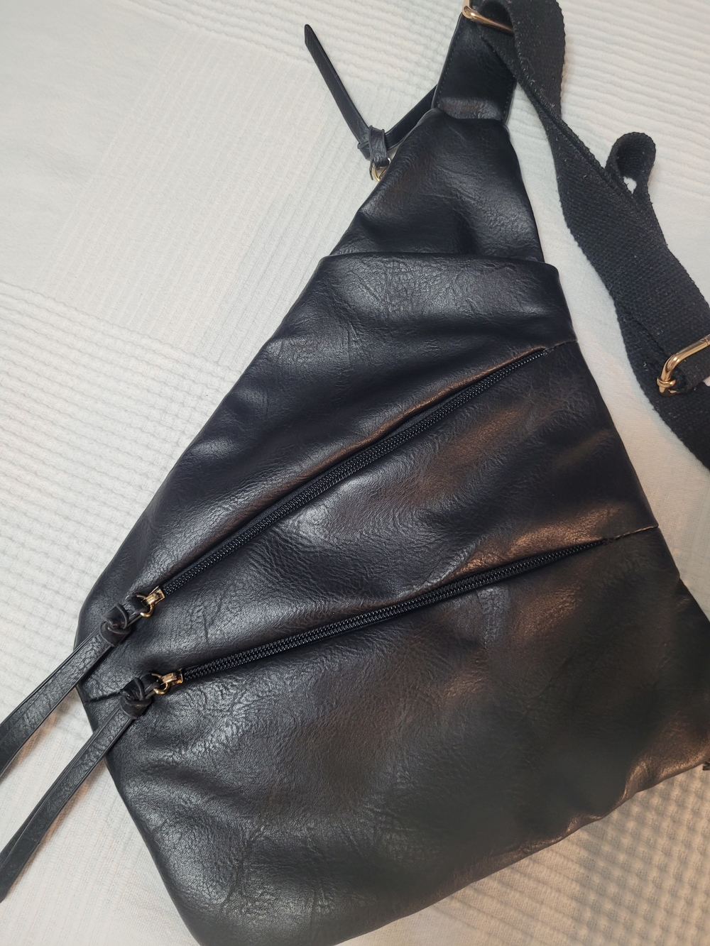 ⭐️  3/10$ Black Crossbody Sling Bag - Sleek Everyday Carry - Picture 3 of 9